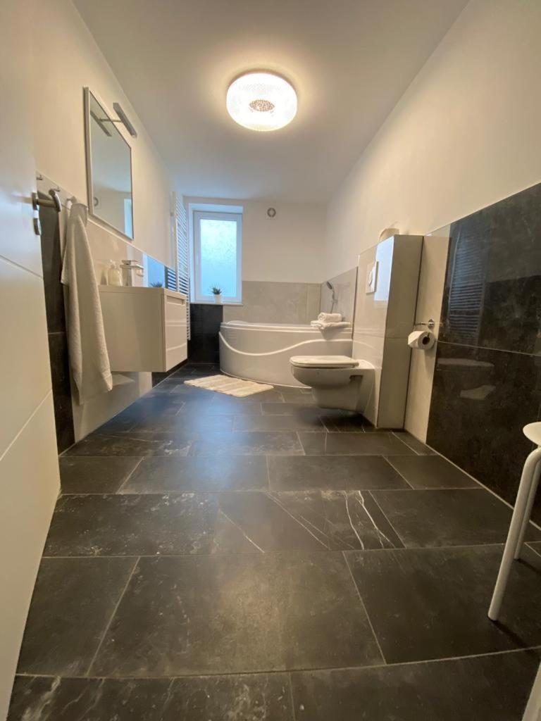 Royal Ocean Mit Sauna, Spielekonsole Und Whirlpool * Rostock