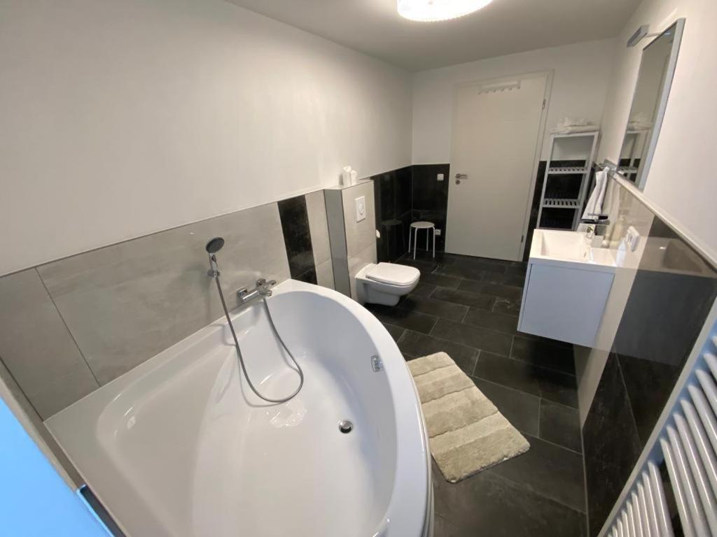 Royal Ocean Mit Sauna, Spielekonsole Und Whirlpool Rostock